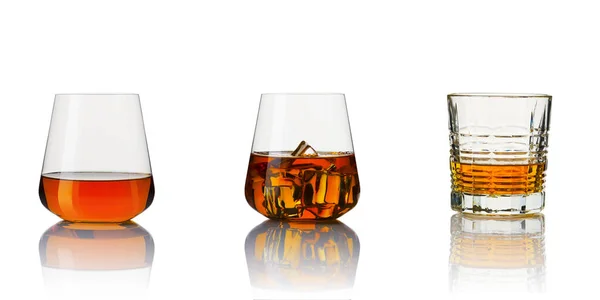 Whiskeygläser vorhanden. Collage-Gläser Whisky auf weißem Hintergrund. — Stockfoto