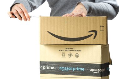 Tallinn, Estonya - Mart 2022: Beyaz arkaplan üzerine yığılmış Amazon Prime paketleri.