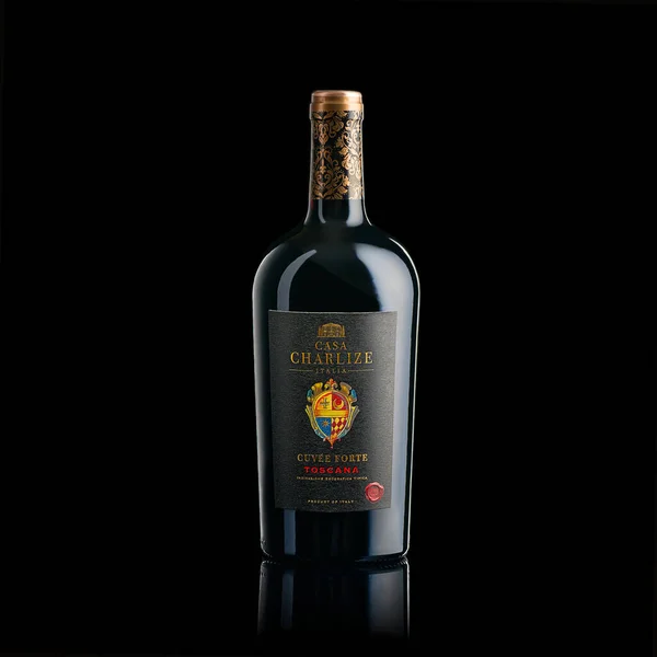 Tallin, Estonia - Marzo de 2022. Casa Charlize. Toscana Vino tinto Aislado sobre negro. — Foto de Stock