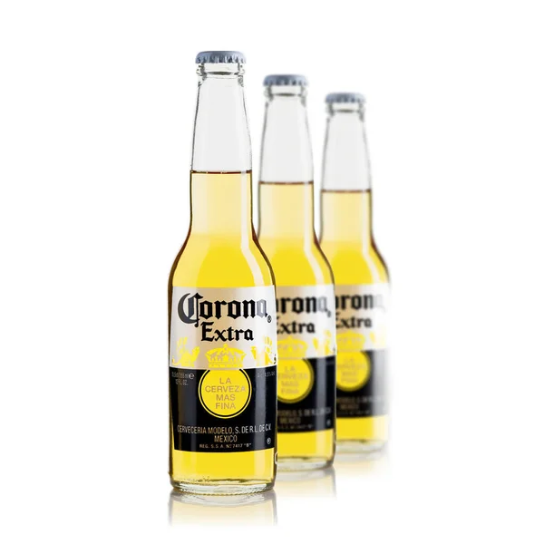 Tallinn, Észtország - 2022. március: Mexikóban gyártott, fehéren izolált Corona Extra sör. — Stock Fotó