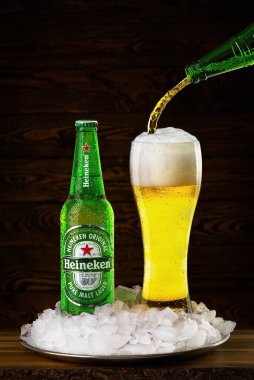 Tallinn, Estonya, Mart 2022. Heineken bira şişesi, buzlu bira dolu.
