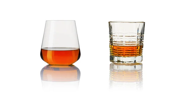 Whiskys poharak. Kollázs üveg whisky fehér alapon. — Stock Fotó
