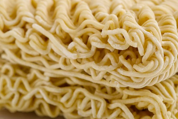 Fideos instantáneos crudos. Cerrar textura de fideos instantáneos para el fondo. — Foto de Stock