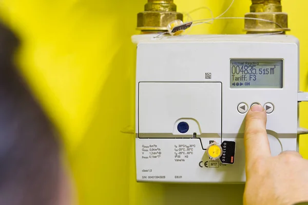 Dahili akıllı sayaç takıldı. Elektrik gaz göstergesi paneli. Enerji fiyatlarındaki artış kavramı.