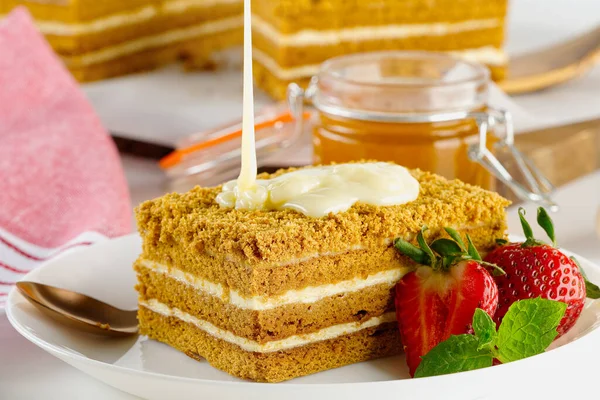 Lezzetli tatlı ballı pasta. Katmanlı ballı kek..