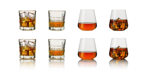 Whiskeygläser vorhanden. Collage-Gläser Whisky auf weißem Hintergrund. — Stockfoto