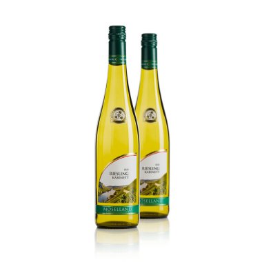 Tallinn, Estonya, Mart 2022, Moselland Riesling Kabinett Almanya Beyaz şarabı. Beyazda izole edilmiş