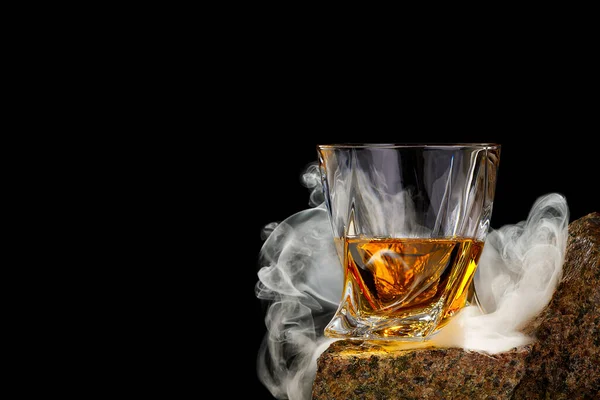 Wisky glas på stenen på svart bakgrund. Wisky glas utan is — Stockfoto