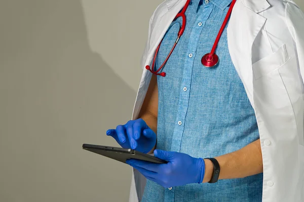 Jovem médico irreconhecível em pé sobre fundo claro — Fotografia de Stock