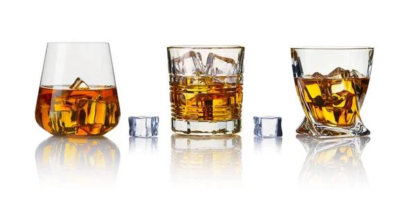 Ett set whiskyglas. Collage glasögon av whisky på vit bakgrund. — Stockfoto