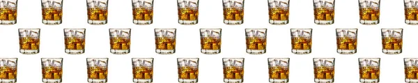 Sömlös mönster - glas whisky över vit bakgrund — Stockfoto