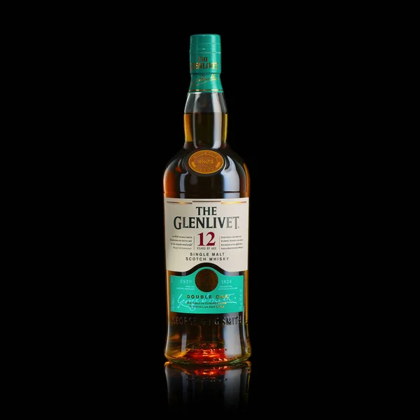 Tallin, Estonia - March, 2022: Una botella de whisky escocés de malta Glenlivet de 12 años. — Foto de Stock