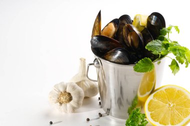 Kabuklu deniz ürünleri. Deniz ürünleri tabakları. Soslu midyeler..