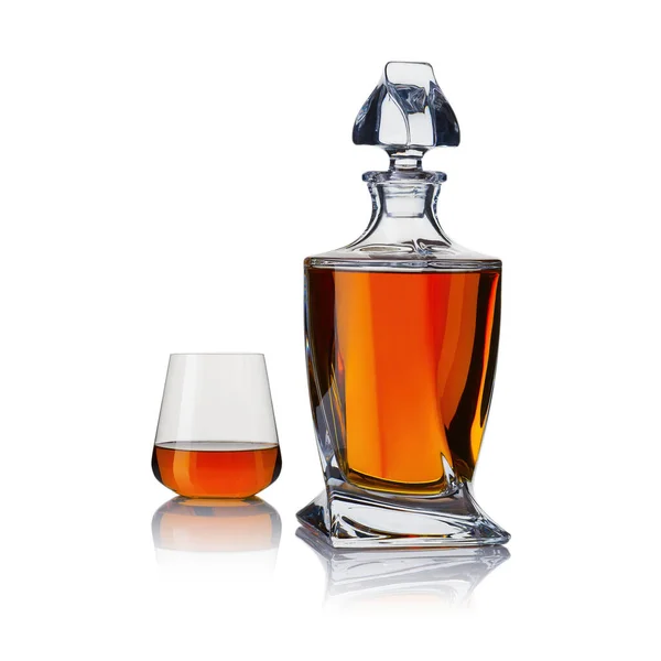 Karafa s whisky a sklenicemi whisky. Karafa a sklenice whisky na bílém pozadí — Stock fotografie