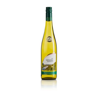 Tallinn, Estonya, Mart 2022, Moselland Riesling Kabinett Almanya Beyaz şarabı. Beyazda izole edilmiş