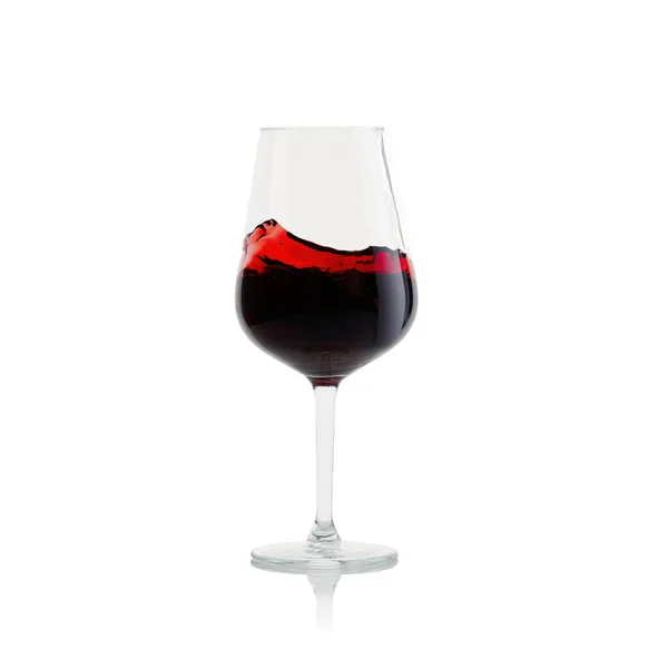 Červené víno se šplouchnutím ve skle izolované na bílém pozadí — Stock fotografie