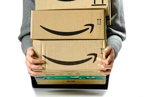 Tallinn, Estonya - Mart 2022: Beyaz arkaplan üzerine yığılmış Amazon Prime paketleri.