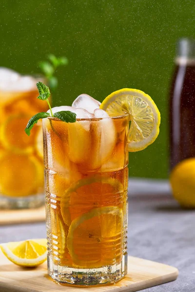 Крижаний чай. Традиційний чай з льодом з лимоном і льодом у високих келихах — стокове фото