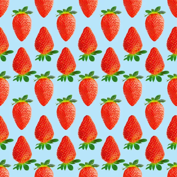 Strawberry seamless pattern. Ripe strawberries isolated on blue. package design background. — Stock Photo, Image
