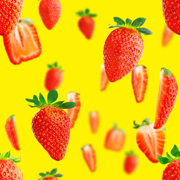 Aardbei naadloos patroon. Rijp aardbeien geïsoleerd op geel. achtergrond voor pakketontwerp. — Stockfoto