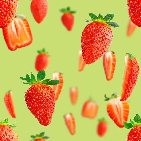 Erdbeere nahtlose Muster. Reife Erdbeeren isoliert auf Grün. Hintergrund der Paketgestaltung. — Stockfoto