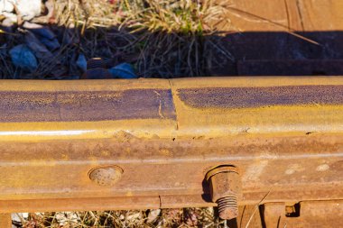 İki rayı birbirine bağlıyorum. Altında tren rayları, raylar ve ezilmiş taşlar Fishplaka 'daki raylar arasındaki boşluk