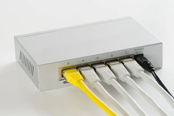 Roteador pequeno e interruptor. tcp ip conceito de negócio de rede. Alto - Interruptor gigabit de desempenho. — Fotografia de Stock