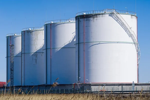 Tanques de almacenamiento de combustible y gas natural en la terminal de petróleo. — Foto de Stock