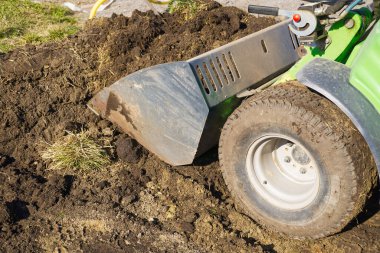 Traktor sahada. Mini traktor bahçe düzenlemesi.