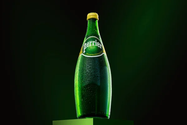 Egy üveg hideg Perrier pezsgővizet. Francia márkájú természetes palackozott ásványvíz Perrier. Tallinn, Észtország, 2022. május. — Stock Fotó