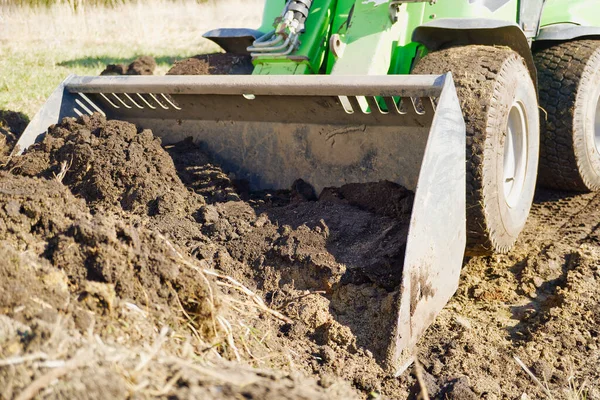 Traktor sahada. Mini traktor bahçe düzenlemesi.
