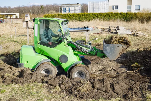 Traktor sahada. Mini traktor bahçe düzenlemesi.