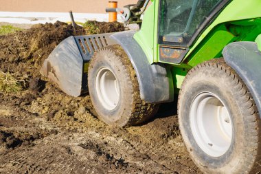 Traktor sahada. Mini traktor bahçe düzenlemesi.