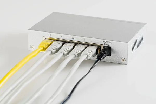 小路由器和开关。tcp ip网络业务概念。高性能千兆位交换机. — 图库照片