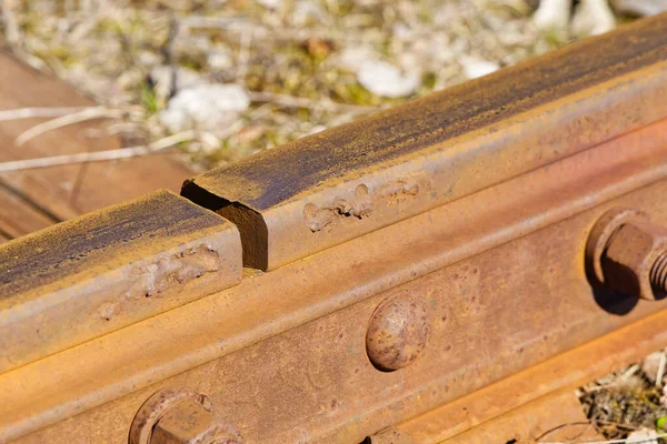 İki rayı birbirine bağlıyorum. Altında tren rayları, raylar ve ezilmiş taşlar Fishplaka 'daki raylar arasındaki boşluk