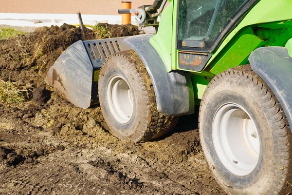 Traktor sahada. Mini traktor bahçe düzenlemesi.