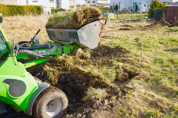 Traktor sahada. Mini traktor bahçe düzenlemesi.