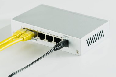Küçük yönlendirici ve düğme. TCP ip ağı iş konsepti. Yüksek performanslı gigabit anahtarı.