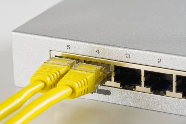 Küçük yönlendirici ve düğme. TCP ip ağı iş konsepti. Yüksek performanslı gigabit anahtarı.