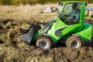 Traktor sahada. Mini traktor bahçe düzenlemesi.