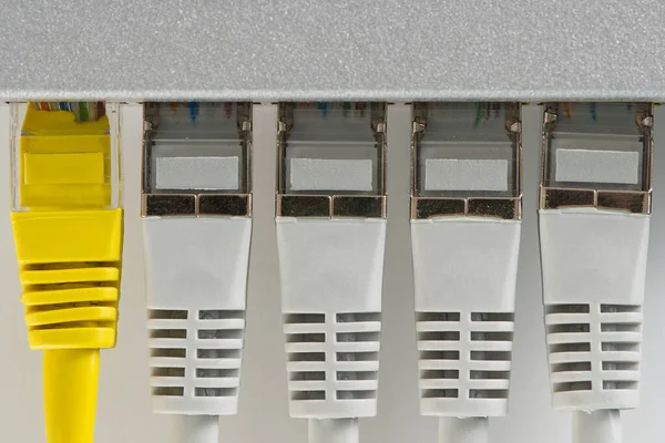 Enrutador pequeño e interruptor. tcp ip concepto de negocio de red. Alto - interruptor gigabit de rendimiento. — Foto de Stock