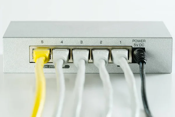 Router kecil dan beralih. tcp ip konsep bisnis jaringan. Performa tinggi gigabit switch. — Stok Foto
