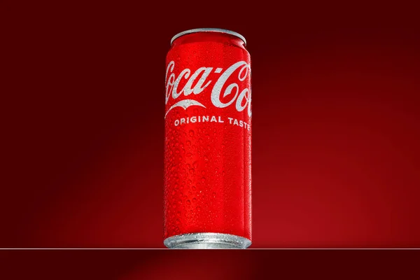 330ml dapat Coca-Cola dengan tetesan air pada latar belakang merah. Coca-Cola Classic. Estonia, Tallinn, Mei, 2022 — Stok Foto