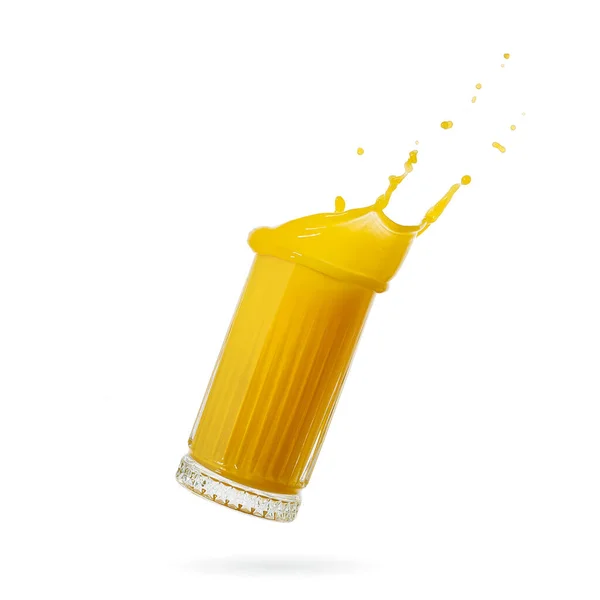 Orangensaft spritzt isoliert auf weiß. Glas spritzenden Orangensaft. Nahaufnahme. Archivbild — Stockfoto