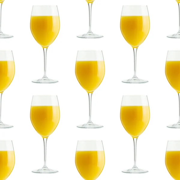 Свіжий апельсиновий сік, манго або ананас в склянці повторюють безшовний візерунок на білому тлі . — стокове фото