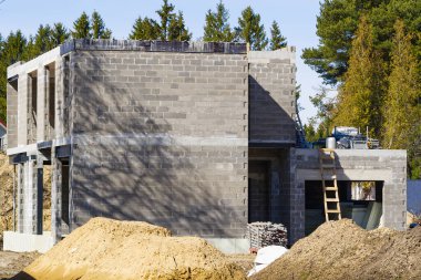 Bekar Aile İnşaat. Yeni ahşap evin iç iskeleti yapım aşamasında..