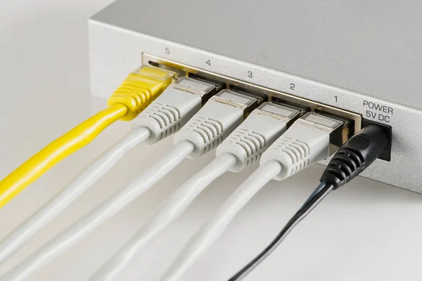 Enrutador pequeño e interruptor. tcp ip concepto de negocio de red. Alto - interruptor gigabit de rendimiento. — Foto de Stock