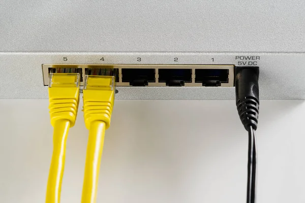 Enrutador pequeño e interruptor. tcp ip concepto de negocio de red. Alto - interruptor gigabit de rendimiento. — Foto de Stock