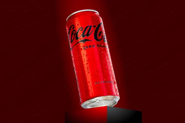 330 мл може Coca-Cola 0 з крапельками води на червоному тлі. Кока-кола Класика. Естонія, Таллінн, травень 2022 року — стокове фото