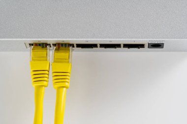 Küçük yönlendirici ve düğme. TCP ip ağı iş konsepti. Yüksek performanslı gigabit anahtarı.